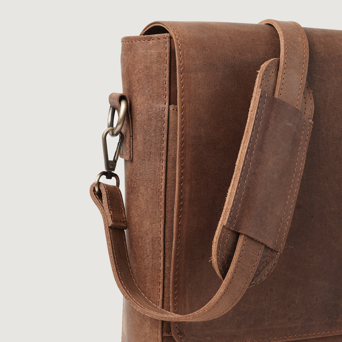 Brex Carismatico Vintage Tan Brown Leather Messenger Bag - brown & tan vintage leather messenger bag, view 6