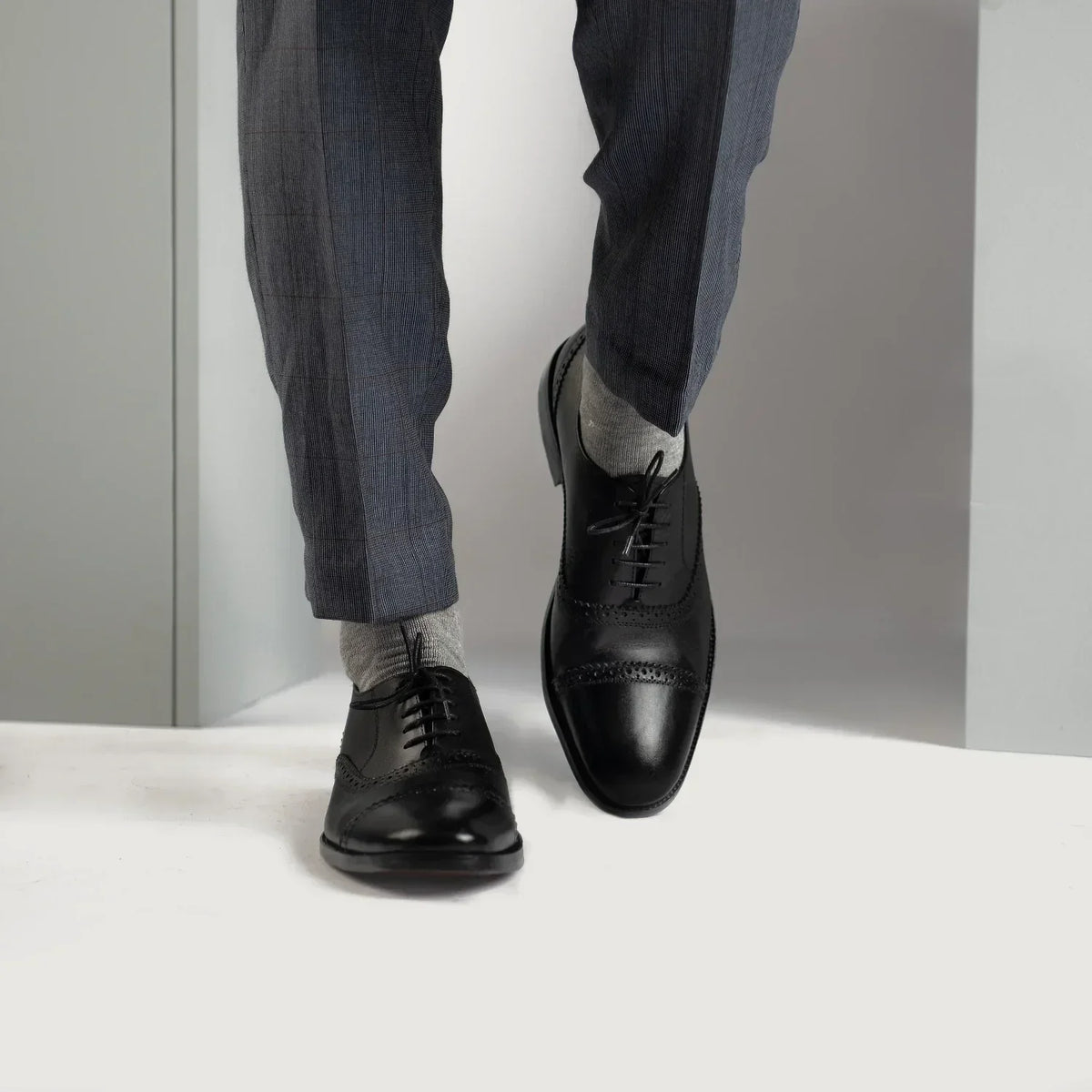 Greyson Brogues Oxford Black Leather Shoes - men's shoes in black cowhide leather, view 7