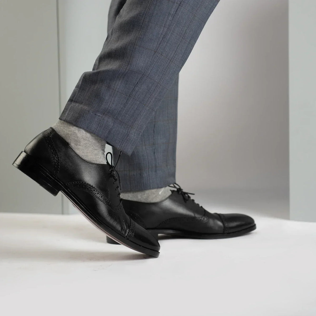 Greyson Brogues Oxford Black Leather Shoes - men's shoes in black cowhide leather, view 8